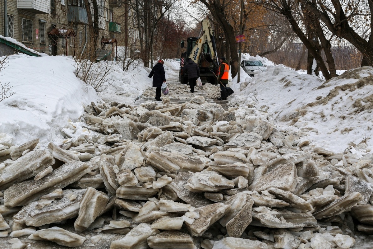 "Весь снег вывезти из города пока не удалось": мэр Стрежевого выложил пост об уборке улиц и дворов