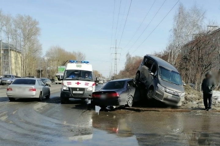 В Томске на Елизаровых две «Хонды» не поделили дорогу