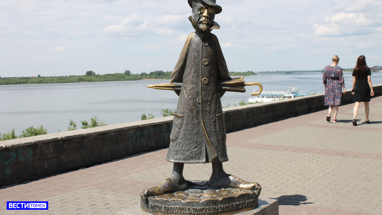 Памятники томска история. Памятник Чехову, Томск. Памятник Чехову в Томске на набережной. Памятник Чехову в Иркутске.