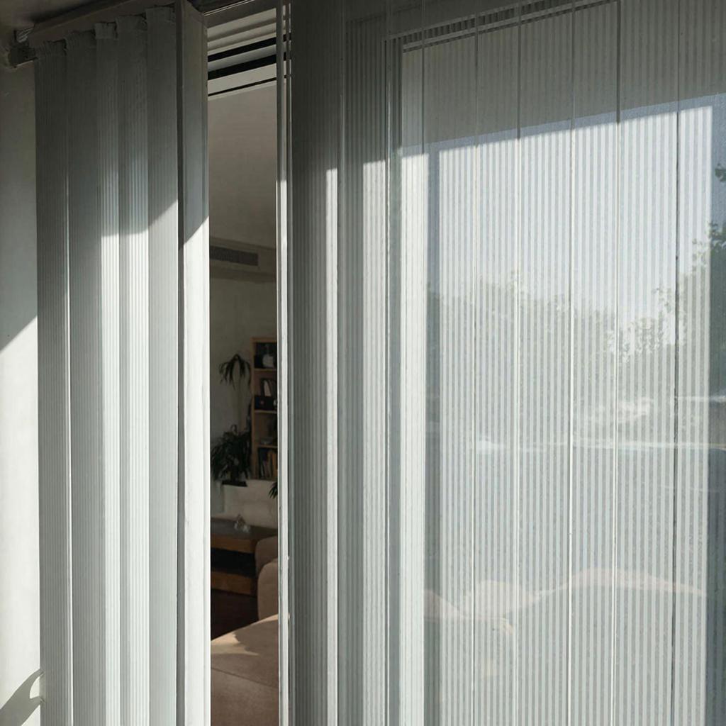 Окно в Новый Мир Комфорта: Все, Что Мы Знаем о Жалюзи для Пластиковых Окон