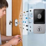 Как современные технологии изменили мир дверных замков — от механических ключей к биометрии
